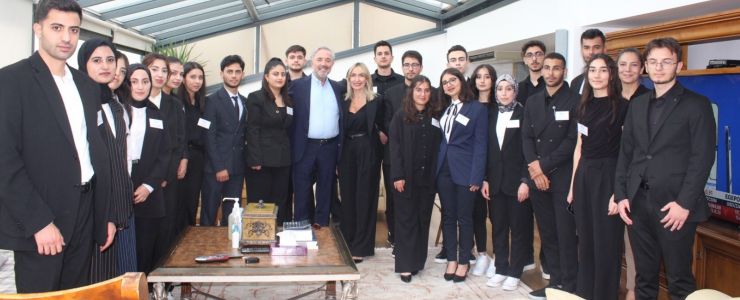 Hamdi Akın, TİKAV bursiyerleriyle buluştu