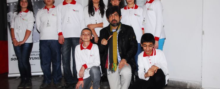 ETİ Çekül Kültür Elçileri Okan Bayülgen&rsquo;in Objektifinden Sokak Oyunları Fotoğraf Sergisi İstanbul&rsquo;da 