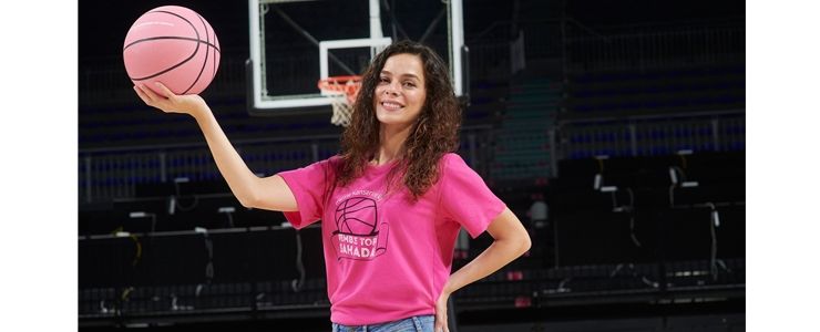 Pembe Top Özge Özpirinçci&rsquo;ye emanet 