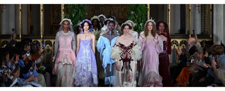 ANTEP İŞİ BORA AKSU İLE LONDRA MODA HAFTASI&rsquo;NDA DAMGA VURDU!